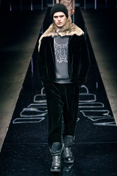 Look 77